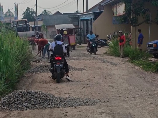 Warga Pesawaran Sambut Antusias, Perbaikan Jalan