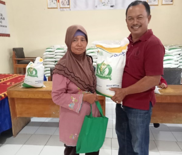 Ratusan Masyarakat Ucapkan Terimakasih, Mat Hamzah Salurkan Bansos 428 KPM