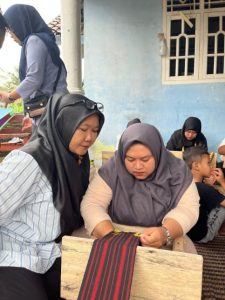 Kembangkan Potensi, Mitra Bentala Bersama Destana Desa Kelawi Gelar Pelatihan Sulam Tapis