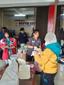 Debit Air Sungai Ciliwung Meningkat, Jaktim Terendam, PMI Salurkan Bantuan