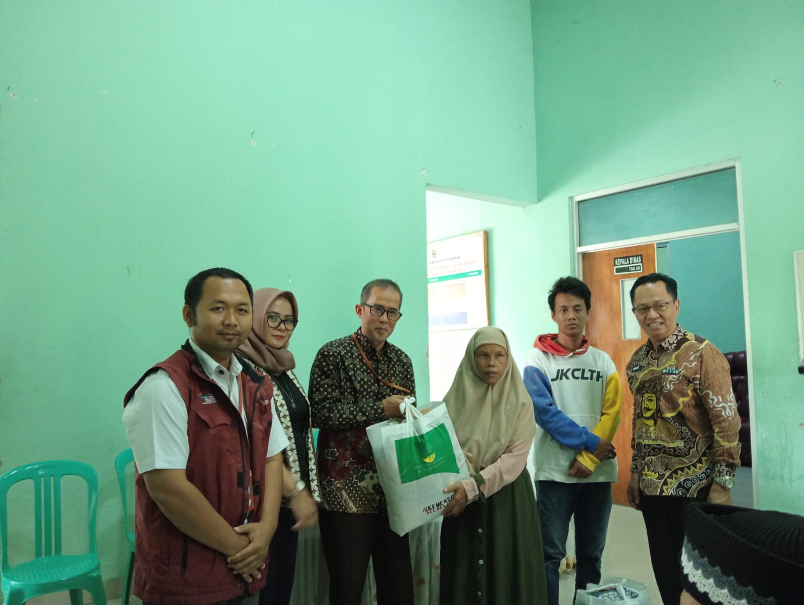Kemensos Salurkan Bantuan ATENSI Bagi Penyandang Disabilitas Binaan LKS  Berkah Harapan di Pesawaran