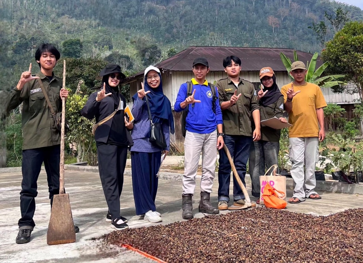 Polinela Dorong Inovasi Kopi Robusta Adaptif Iklim melalui Riset Berbasis Agroforestri dan Kesehatan Tanah